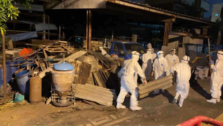 非洲豬瘟案場髒亂超預期!市府與十軍團聯手徹夜啟動消毒前清理-第二輪人力接手