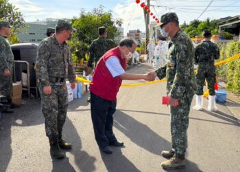 全力防堵非洲豬瘟疫情-121名國軍官兵投入梧棲清消-民政局長致贈加菜金感謝防疫辛勞