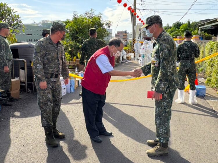 全力防堵非洲豬瘟疫情-121名國軍官兵投入梧棲清消-民政局長致贈加菜金感謝防疫辛勞
