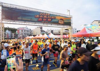 海線路跑接力登場！「2025清水馬拉松嘉年華」熱鬧開跑迎晨曦