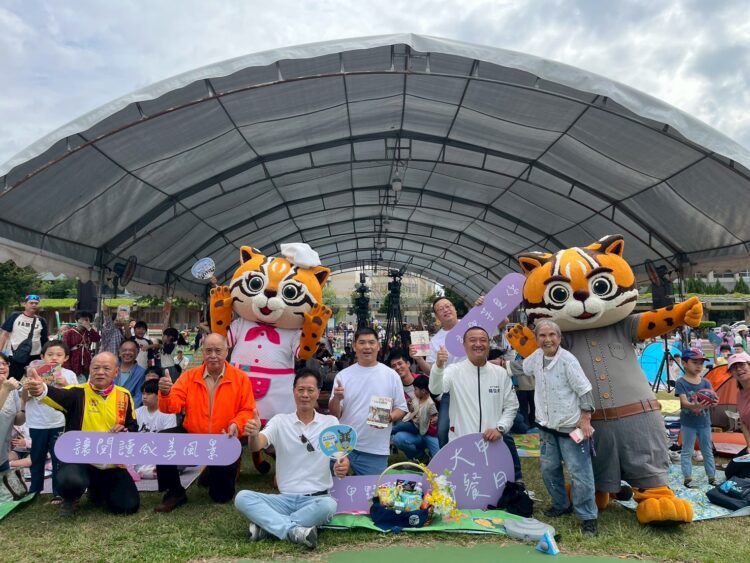 2025市民野餐日大甲場-石虎家族、yoyo家族陪伴逾3000粉絲一起草地閱讀曬曬幸福