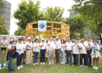 「大型漂書架」吸睛登場！中央公園野餐日共享書香自由帶回家