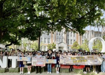 中市環保局、台中教育大學師生攜手淨街-45分鐘撿拾4,480根煙蒂