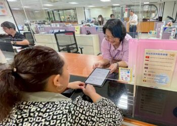 中市新住民諮詢服務櫃檯多語標示上線-民政局長：打造友善共融洽公環境