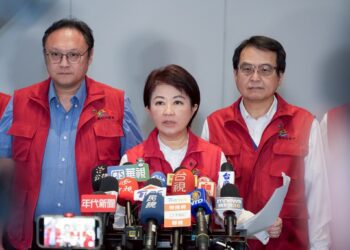 挺身面對防疫檢討聲浪-盧市長兩度鞠躬致歉：概括承受、引以為鑑