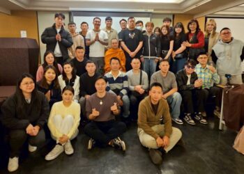 ▲隆興師父來台弘法，與善信合影。