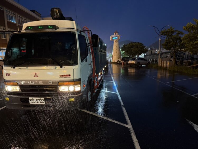 「台中隊」夜雨中持續搶修-蘇澳地方鄉親及議員感謝不斷！