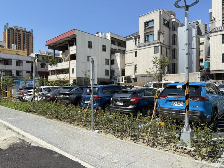 中市停車場綠美化看得見-馬櫻丹花海映襯城市綠意