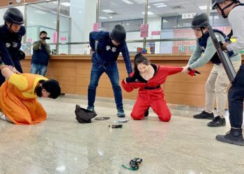 銀行秒變「魷魚遊戲」戰場 員林警、銀防搶情節緊湊 網友大呼太刺激