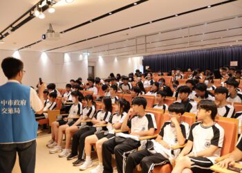 大型車內輪差與死角親身體驗-中市交通局校園宣導提升大學生機車安全意識