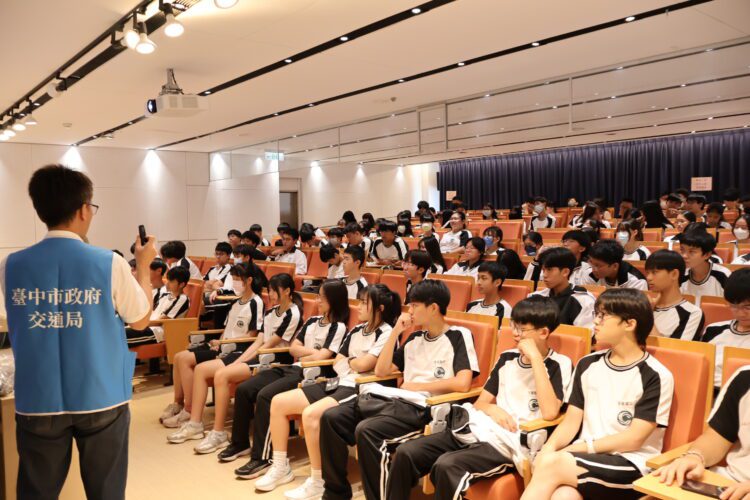 大型車內輪差與死角親身體驗-中市交通局校園宣導提升大學生機車安全意識