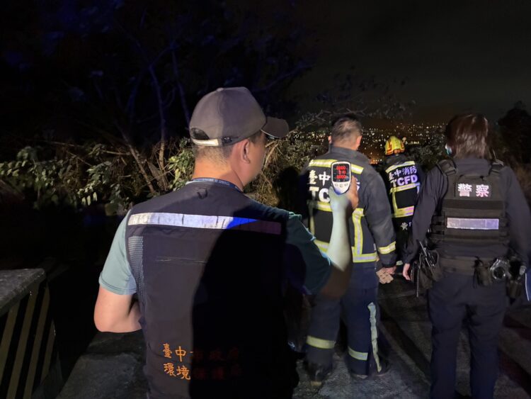 台中市龍井區國道3號南下185k左側邊坡發生火警-消防局持續撲滅中-提醒附近居民加強自我防護