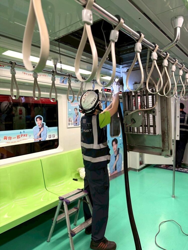 對摺再對摺！中捷維修人員用心摺出車廂清新空氣