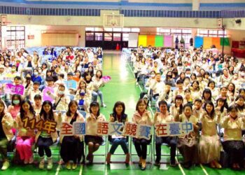 中市語文競賽代表隊進軍全國-教育局賴副局長授旗期許再創佳績！