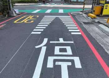 東海大學後門巷道更安全-中市交通局設綠斑馬、楔型標線-護學生行人