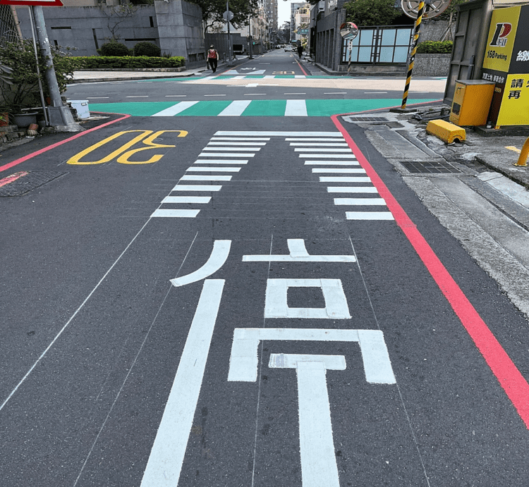 東海大學後門巷道更安全-中市交通局設綠斑馬、楔型標線-護學生行人