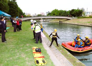 科技救援上場！-中市消防局展開高風險水域多元救援演練