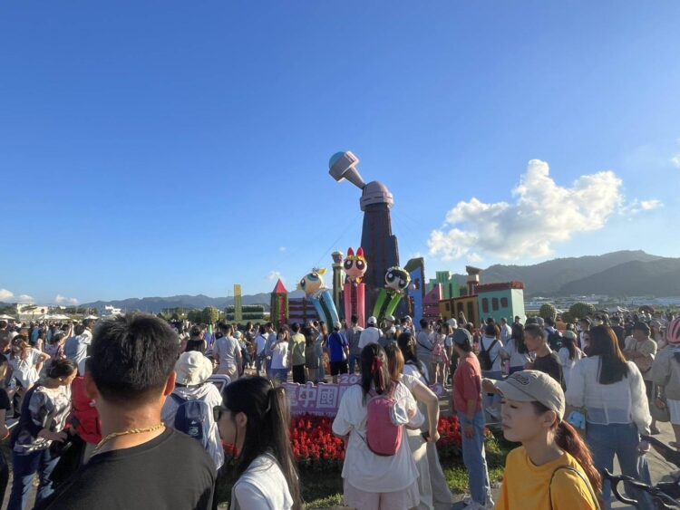 花海花毯節人氣旺、在地特產500條杏鮑菇香腸免費送-橘色波斯菊、紅色百日草、本週大爆發