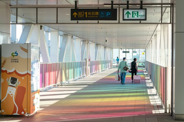 行走在彩虹上！中捷烏日站公共藝術打造城市移動美學