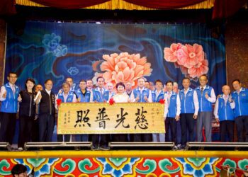 明華園日字團大里瑞和宮熱力開演-盧市長贈匾「慈光普照」肯定廟方挺傳藝、文化再發光