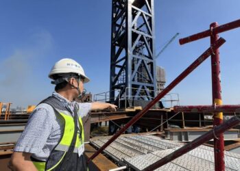 西屯私人建築工地軟管掉落-中市都發局勒令停工、加重裁罰3.6萬