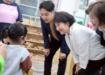 家長感動到紅眼框!木製桌椅開放學生免費領用-盧市長:持續努力改善孩子學習環境