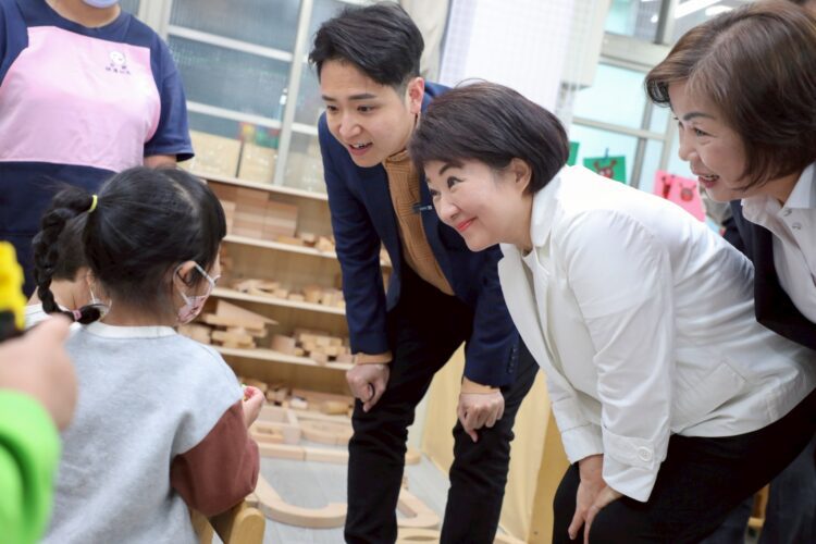 家長感動到紅眼框！木製桌椅開放學生免費領用-盧市長：持續努力改善孩子學習環境