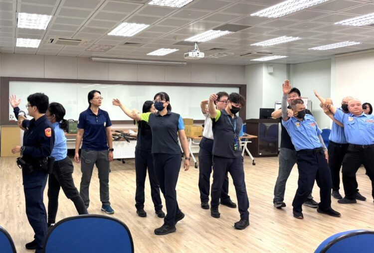 中市警資深技術教官親授防身技巧-強化中捷安全防禦應變能力