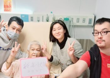 超暖心！婦人除夕住院不孤單 子女帶年夜飯團聚