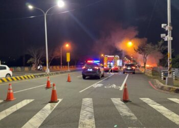 員警勤務中遇火燒車 情況危急英勇警救援駕駛