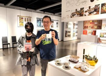 ▲文創系活動指導老師陳維翰(右)與文創系二年級學生陳葶宇(左)介紹以土地公文化創作的茶包商品 。(圖／國立勤益科技大學提供)