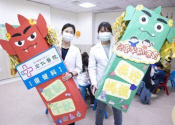 大甲媽起駕遶境 宏仁慢飛兒手作千里眼順風耳迎媽祖