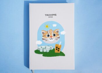 手繪石虎x綠美圖可愛破表！《2026記事手札》12/16起台中願景館限量發送