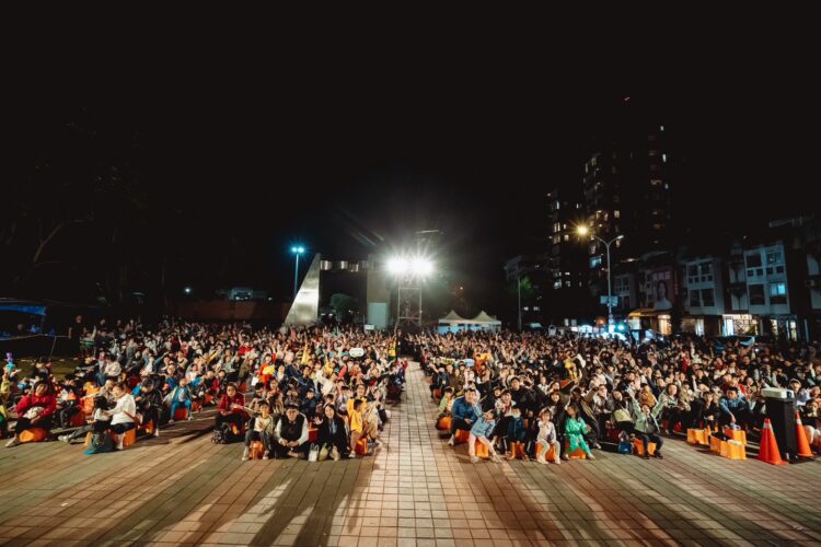 兒童歌仔戲搭乘藝術卡車在台中!薪傳歌仔戲劇團在豐樂公園演出「黑姑娘」