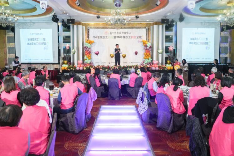 家庭教育扎根社區!中市家庭教育中心志工表揚授證
