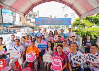 ▲9月6日於台中霧峰區農會登場的「朝陽捐血日」首場活動,出席的來賓大合影。