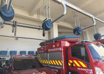 優質消防工作環境　消防局推動消防車怠速廢氣收集系統