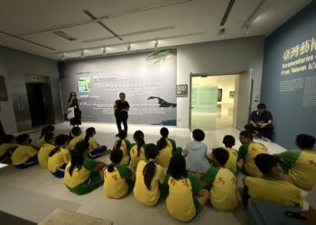 肯定與接納的藝術行動-特教生與普通生手牽手-用藝術在美術館畫出快樂