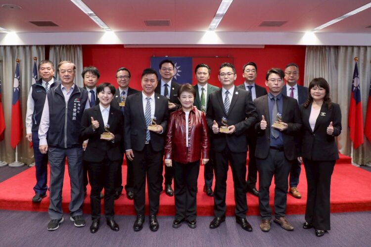 共築幸福宜居台中 盧市長頒獎表揚不動產從業菁英