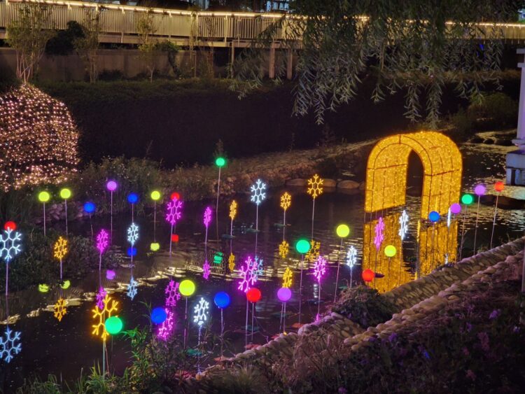 迎耶誕、跨年與元宵！水利局點亮四大燈區　藍白冰河、飄雪效果打造最浪漫台中冬季