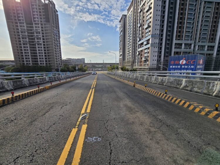 暢通高鐵站區交通瓶頸！中市打除高鐵三路橋梁分隔島-雙車道優化為四車道-大幅提升通行效率