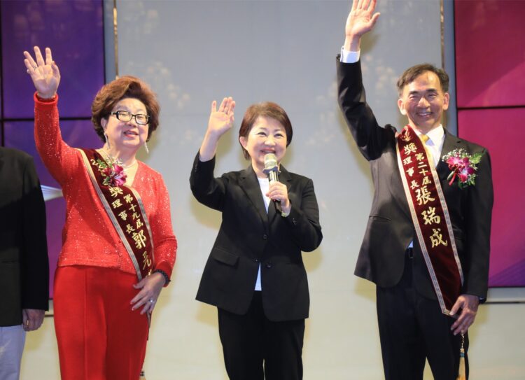 第19、20屆金手獎理事長交接-盧市長肯定企業家顧產業拚經濟