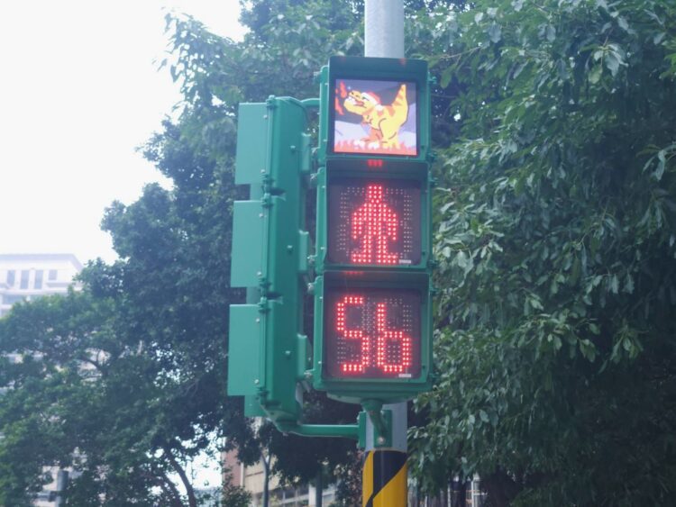 中市交通局攜手科博館 行人號誌換上聖誕新裝、城市街頭更有溫度