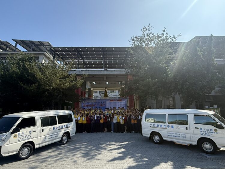 溫馨的聖誕節禮物！台中縣同心獅子會捐贈中市府2輛復康巴士