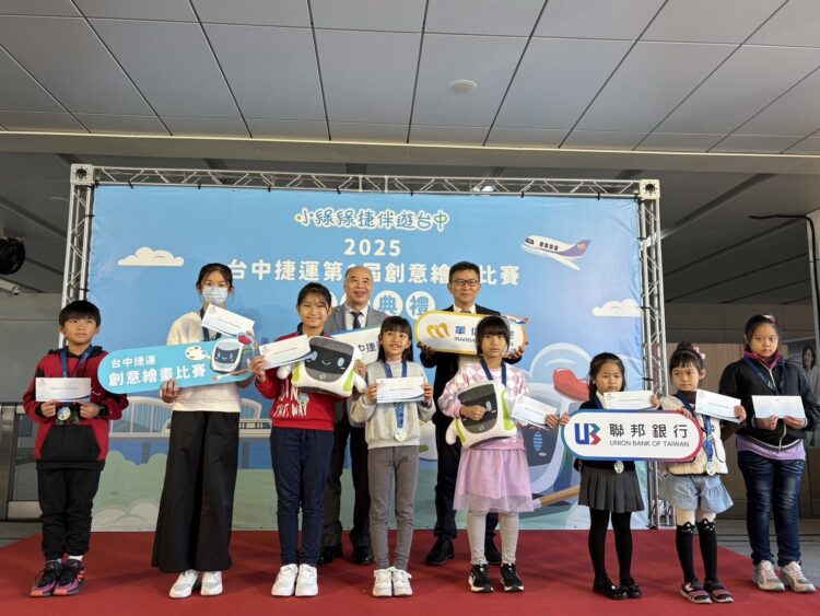 中捷以童畫點亮市政府站藝文廊-繪畫比賽聖誕溫馨頒獎