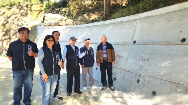 豪雨災後復建到位-東勢區隆興里農路擋土牆修復完成　民政局長：保障農產運輸與通行安全