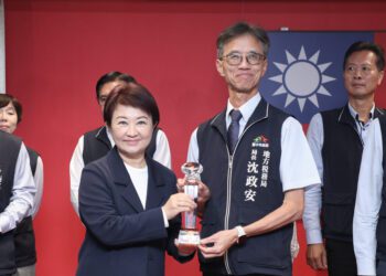 全國首創「車輛回收即時查欠稅及退稅服務」　中市地稅局勇奪市府廉能透明獎特優