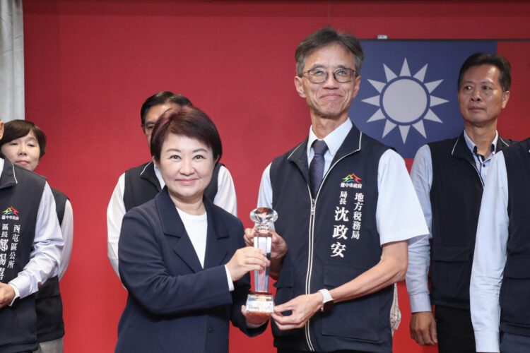 全國首創「車輛回收即時查欠稅及退稅服務」 中市地稅局勇奪市府廉能透明獎特優
