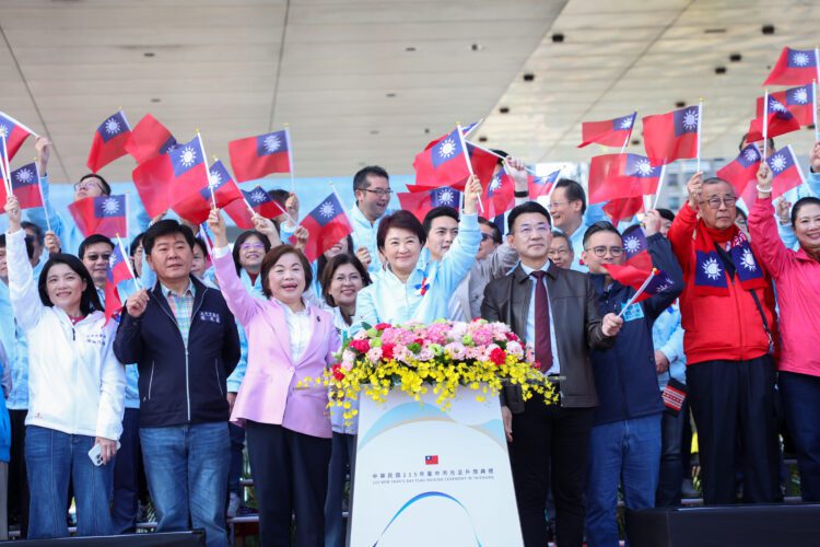 88位城市英雄護旗！台中元旦升旗「全國最大國旗」登場-盧市長：任期最後一年全力以赴-持續建設台中、照顧市民