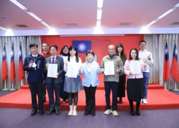 中市「績優學校獎」獲獎全國之冠-盧市長表揚藝術教育、社會教育貢獻獎得主